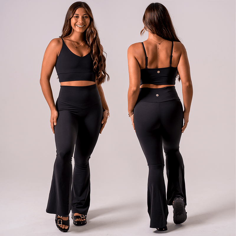Tahisha wearing the Black Luxe Pocket Yoga Pant — size S